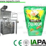 Machine d'emballage pour sachets de thé premade, y compris une balance linéaire